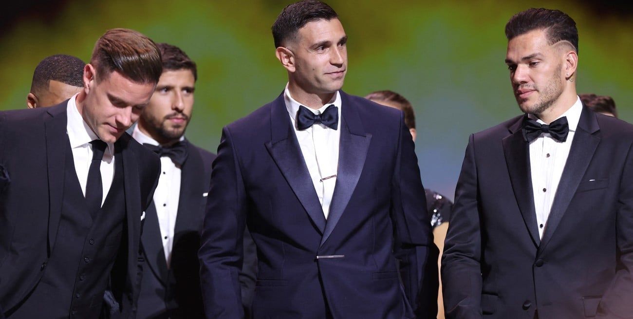el dibu martinez fue elegido mejor arquero del mundo en la gala del balon de oro