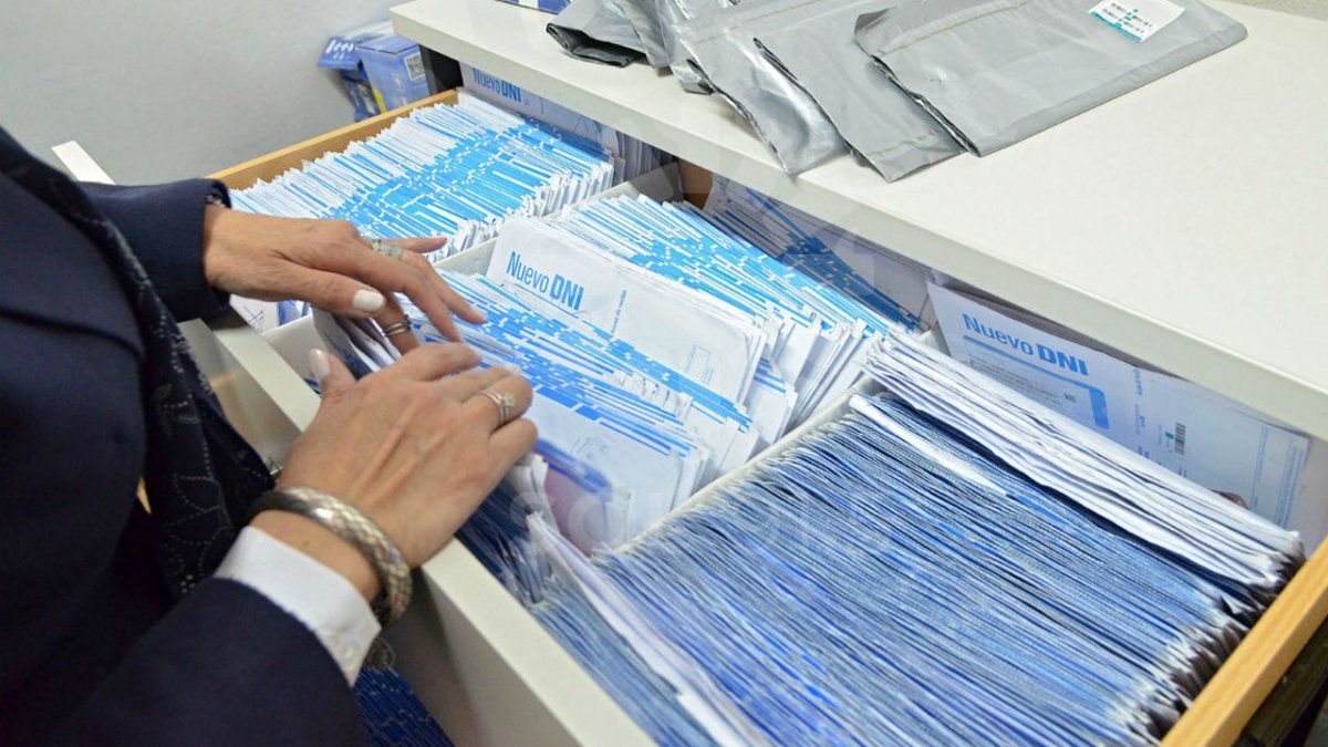 embarcacion mujer vendia dni y pasaportes a bolivianos a 9 mil dolares