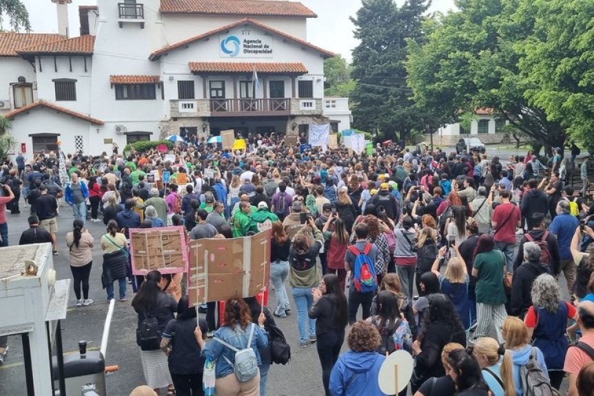 tension en la andis familiares de discapacitados irrumpieron en las oficinas