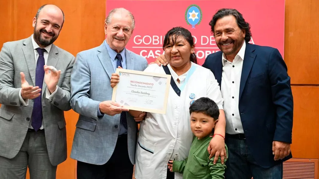 saenz distinguio a docentes saltenos y ratifico que la educacion es una politica de estado