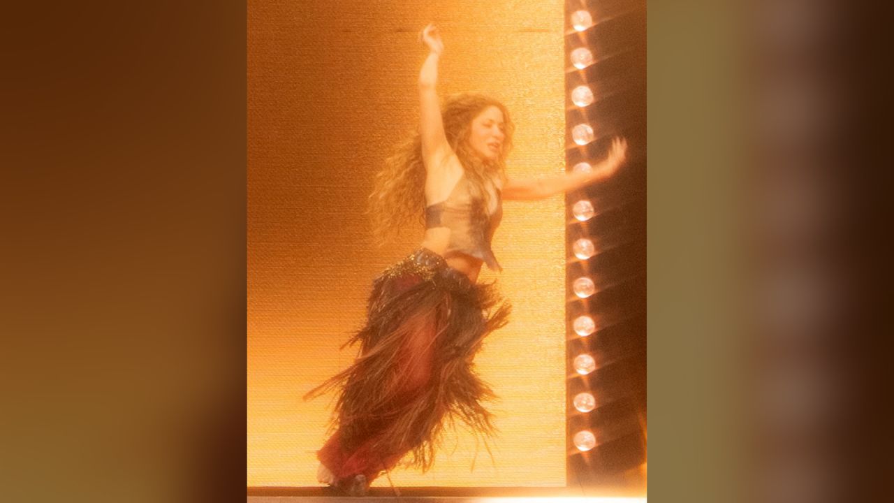 shakira sufrio un inesperado resbalon sobre el escenario video