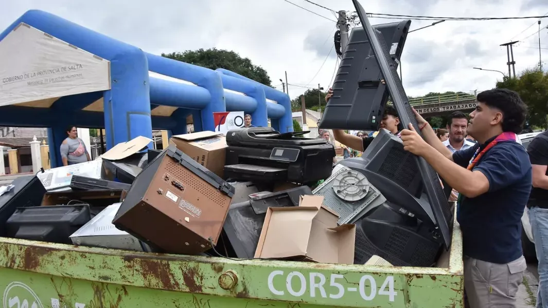 salta reciclo mas de una tonelada de residuos electronicos en una jornada ambiental en plaza espana