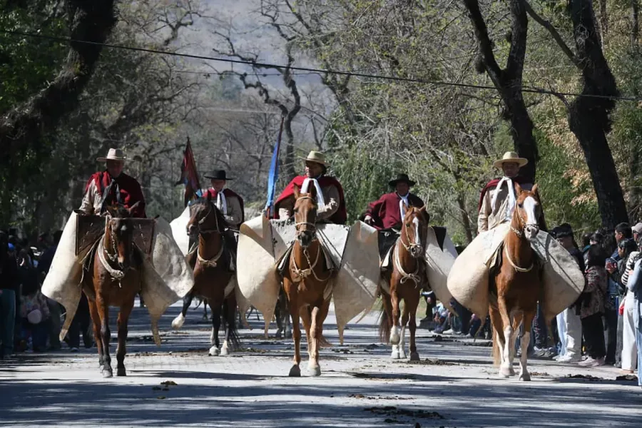 san lorenzo celebro a su santo patrono con procesion desfile gaucho y folclore