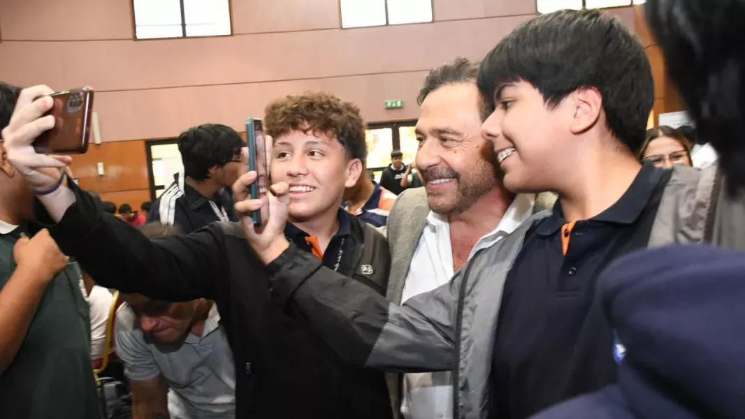 saenz destaco a jovenes innovadores en el lanzamiento de solve for tomorrow