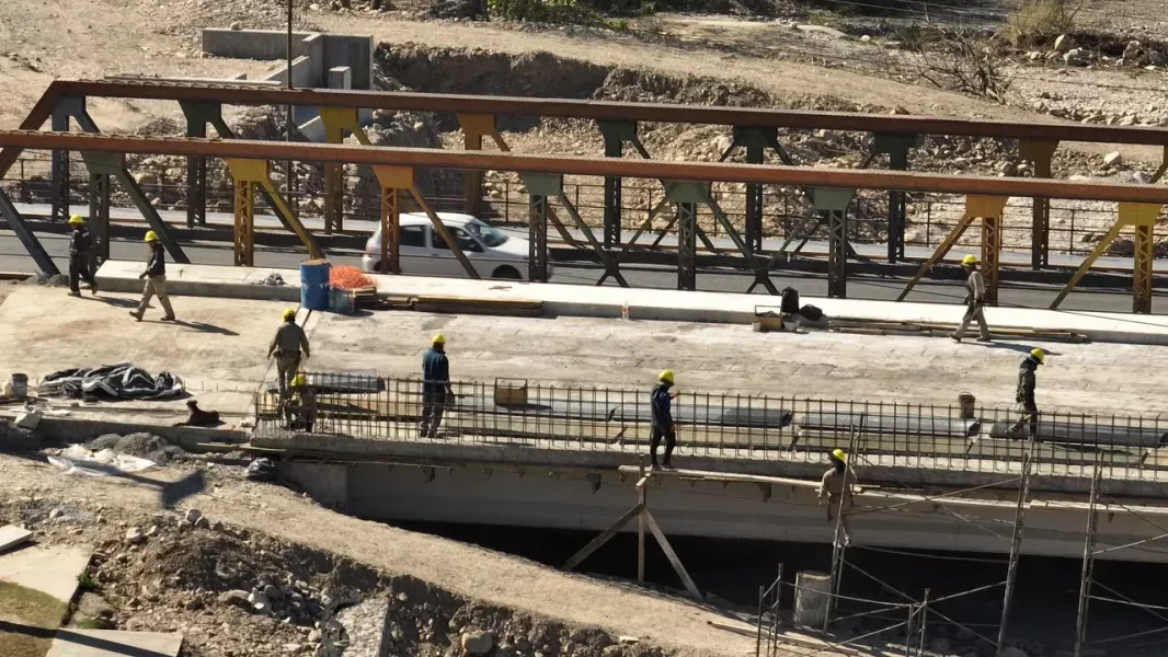 saenz superviso el avance de los nuevos puentes sobre el rio vaqueros y ratifico el apoyo financiero de la provincia