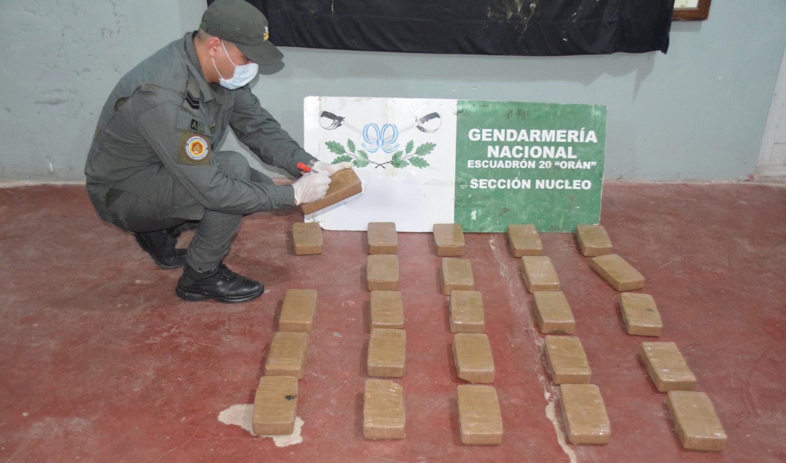 oran interceptaron un gomon que traia cocaina desde bolivia con tres menores