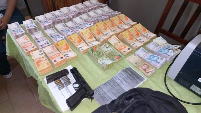 joaquin v gonzalez detuvieron a dos hombres que se habian robado 7 millones de una distribuidora