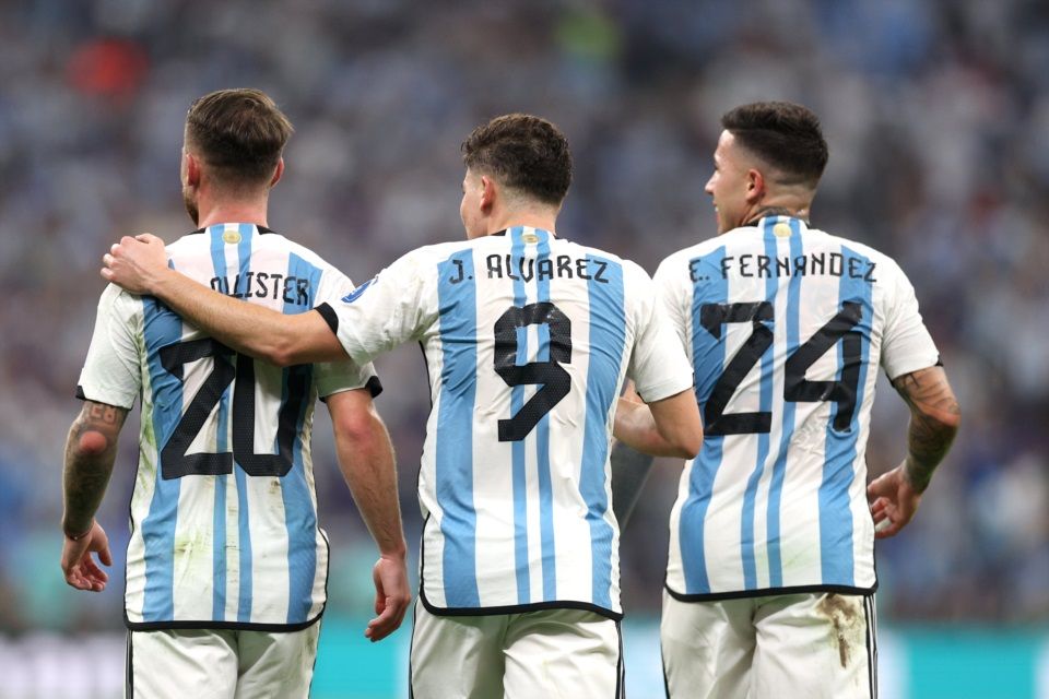 el divertido video de tres figuras de la seleccion para vender hamburguesas miralo aqui