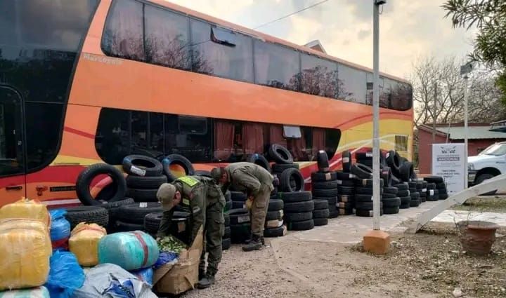 ocho detenidas en tour de compras con 200 neumaticos y 250 kilos de coca ilegal