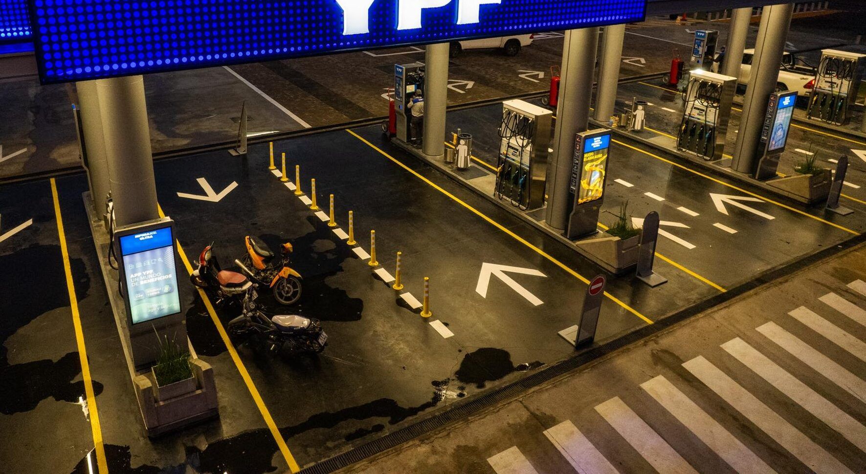 las lajitas ingreso a un bano de un estacion de servicio manoseo a una empleada y huyo en bicicleta