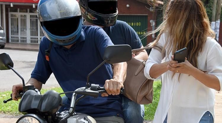 a unas cuadras del centro motochorros robaban celulares a los peatones