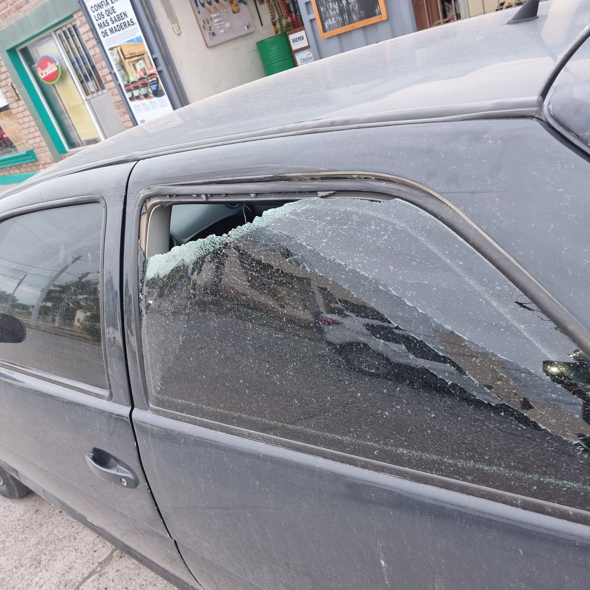 dos veces en un mes le destrozaron el auto y se escaparon