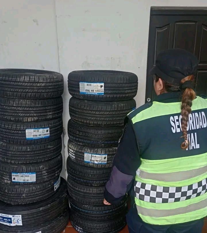 mujer en solitario transportaba neumaticos de contrabando le dieron la cana