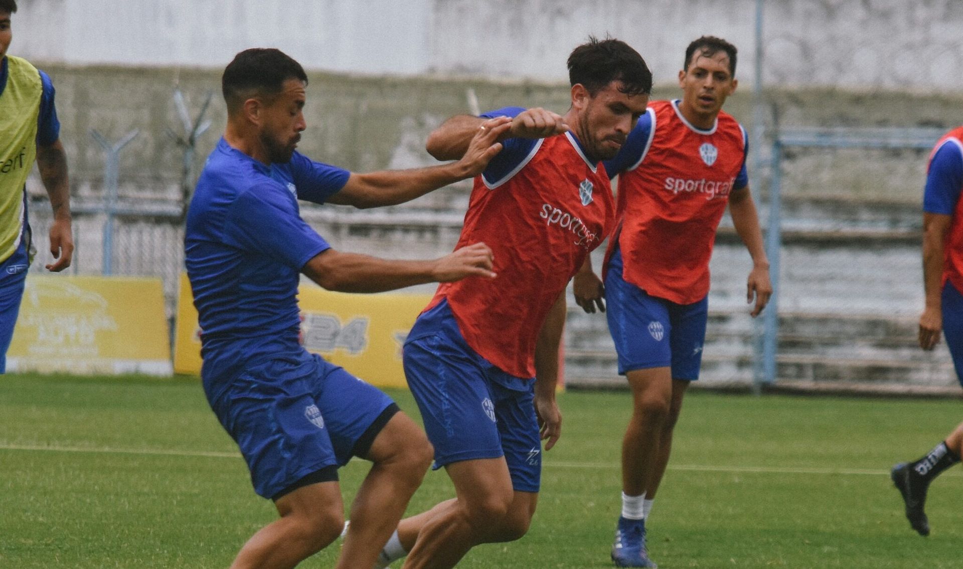 a contrareloj el dt del albo tiene que definir el equipo para enfrentar al bohemio