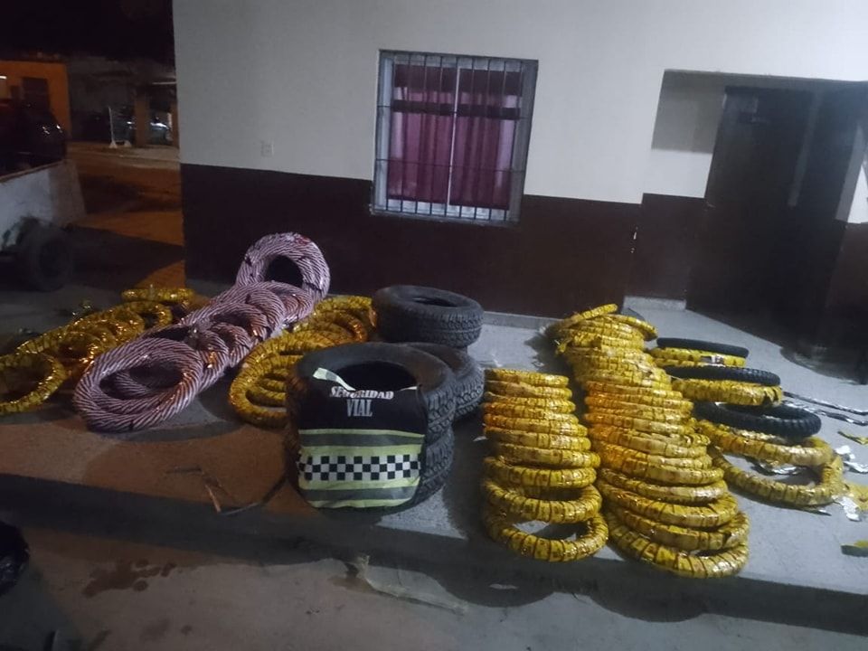 oran policias tucumanos ebrios fueron detenidos con 85 cubiertas de contrabando