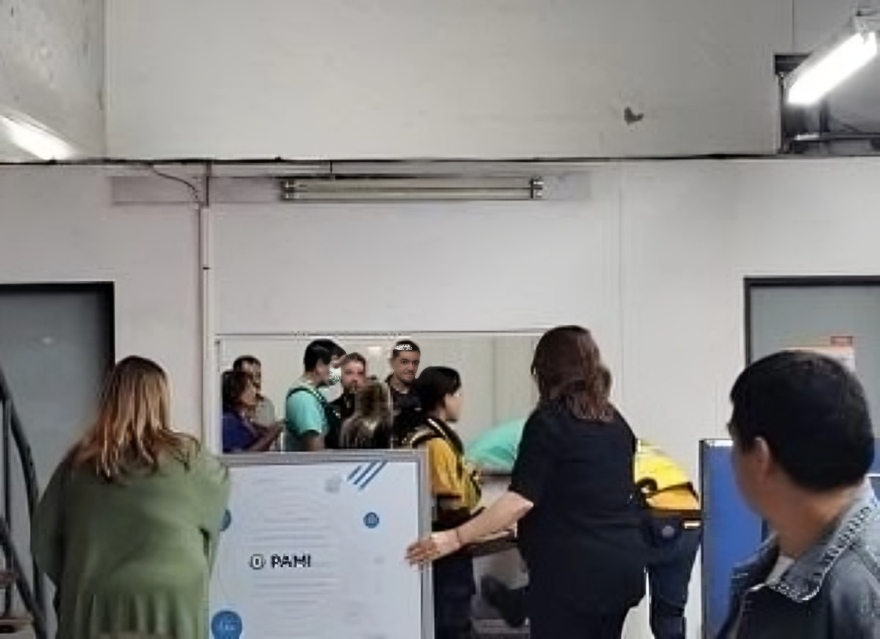 cordoba un jubilado se rocio con combustible y quiso prenderse fuego en una sede del pami