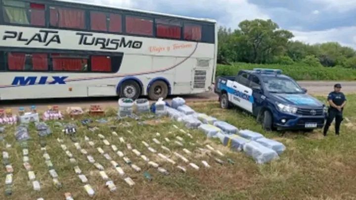 20 millones de pesos en contrabando la federal desbarata en pizarro cargamento de hojas de coca prendas y cubiertas