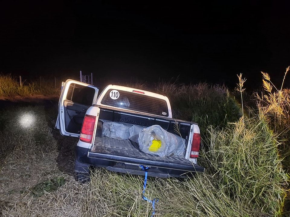 oran atraparon un camioneta cargada de drogas que circulaba con luces apagadas
