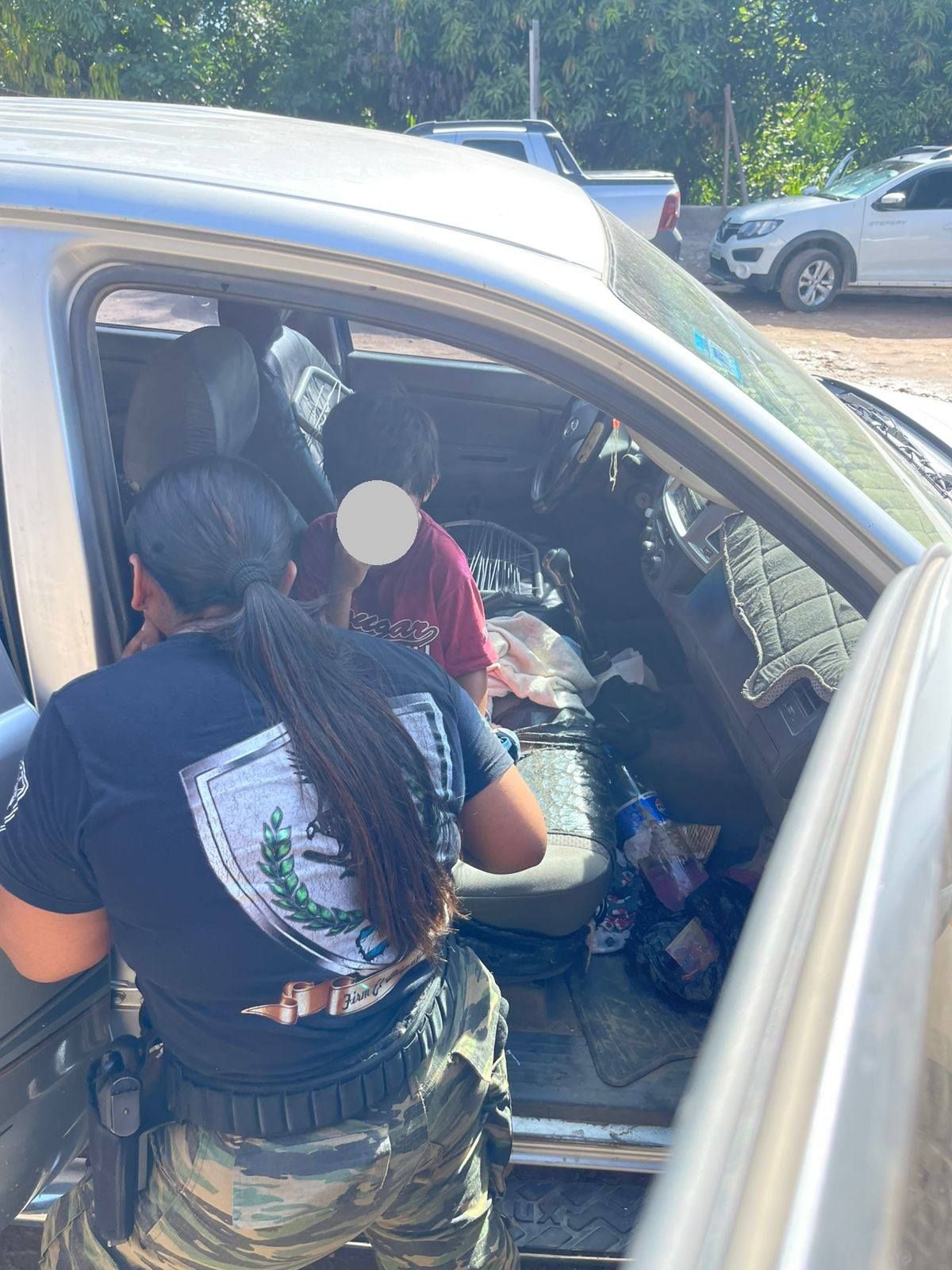 dejo a sus hijos encerrados en la camioneta para irse de compras los rescato gendarmeria