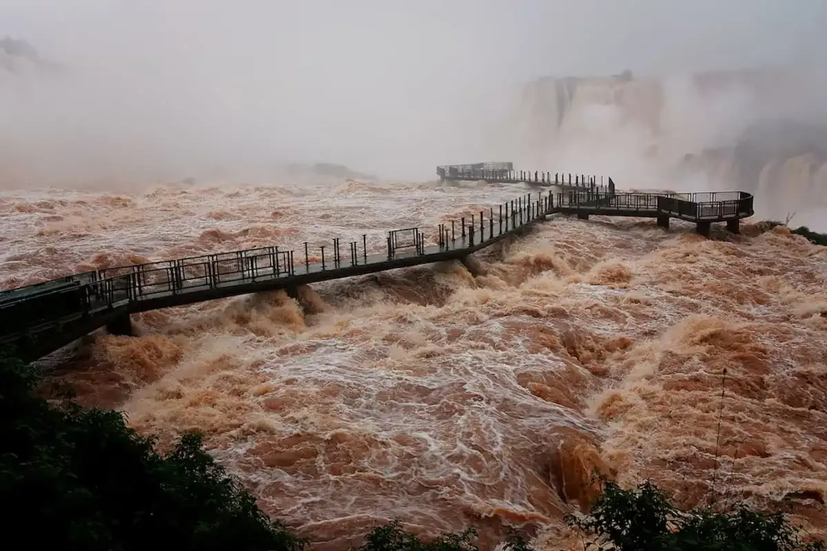Cataratas del Iguazú mantiene cerrada la Garganta del Diablo y hay rutas cortadas por el temporal