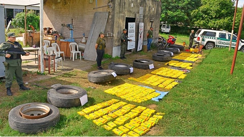 descubren 425 kilos de cocaina en cubiertas de camion en una gomeria abandonada
