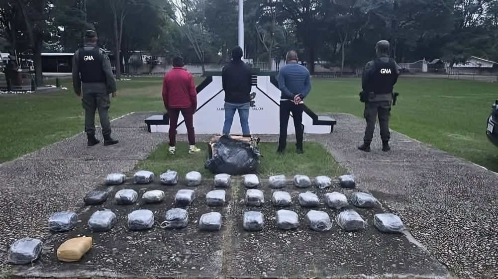 tres detenidos en oran por transportar mas de 32 kilos de marihuana en un auto