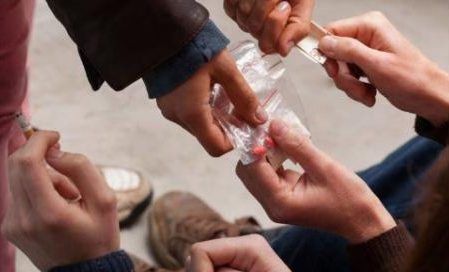 oran atraparon a un hombre vendiendo drogas en plena calle