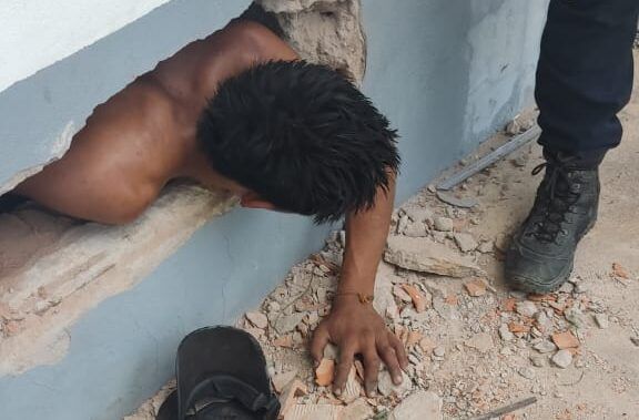 entro a robar a aguas del norte intento escapar por un boquete pero lo atraparon de infranganti