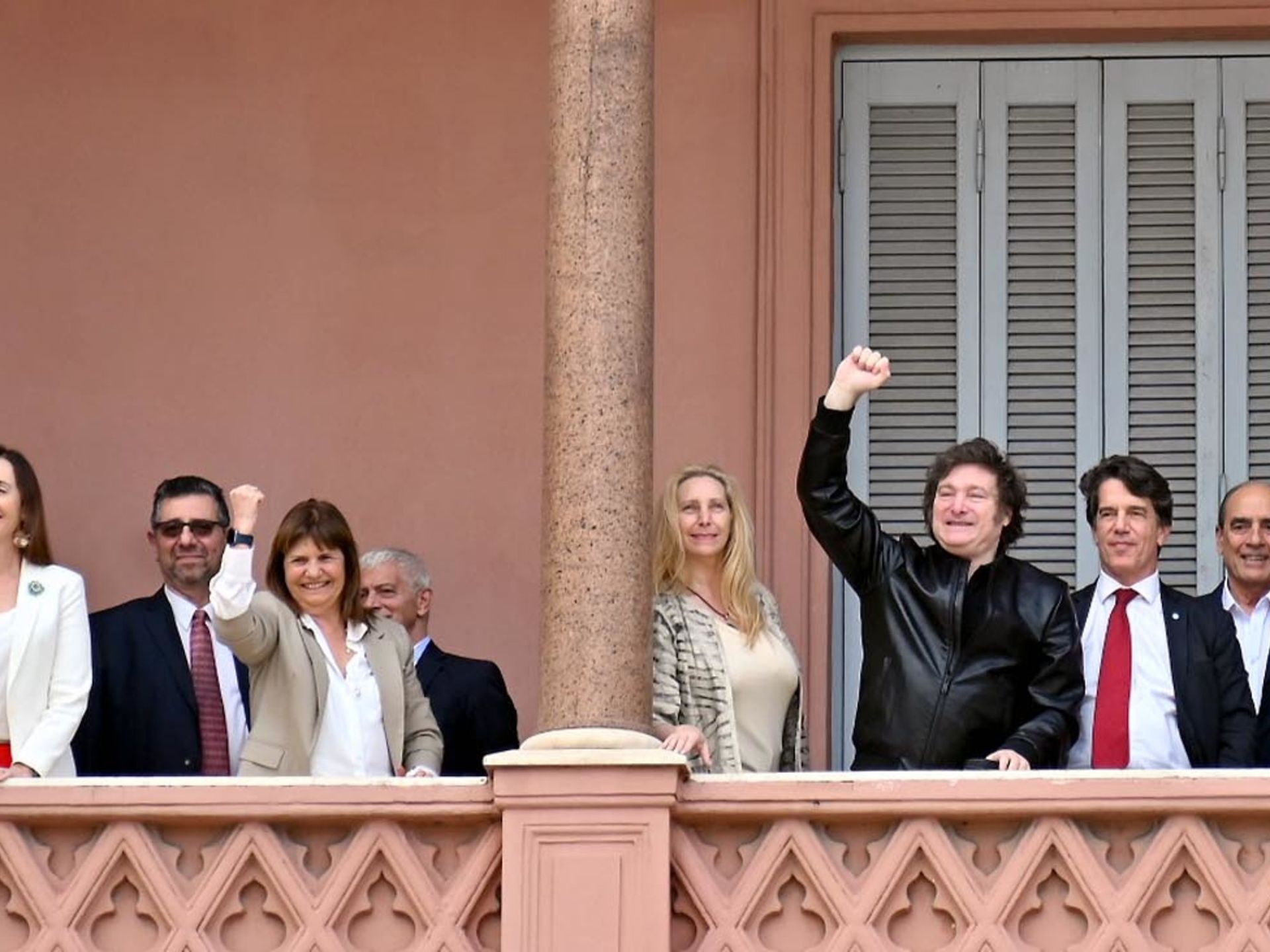 javier milei firmara este martes el decreto que aumenta los sueldos de los funcionarios