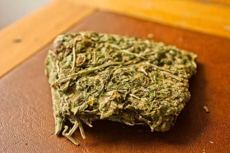 prision preventiva domiciliaria para una mujer que viajaba en un remis con mas de dos kilos de marihuana y su hijo menor