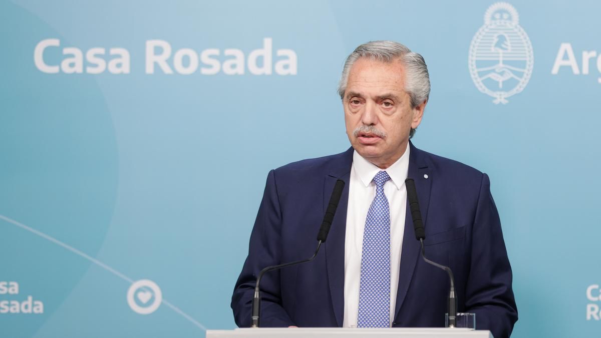 fernandez reaparecio y denuncio en la justicia a milei por promover una corrida cambiaria