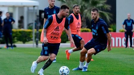 con messi en duda la seleccion realizo la ultima practica antes de viajar a peru