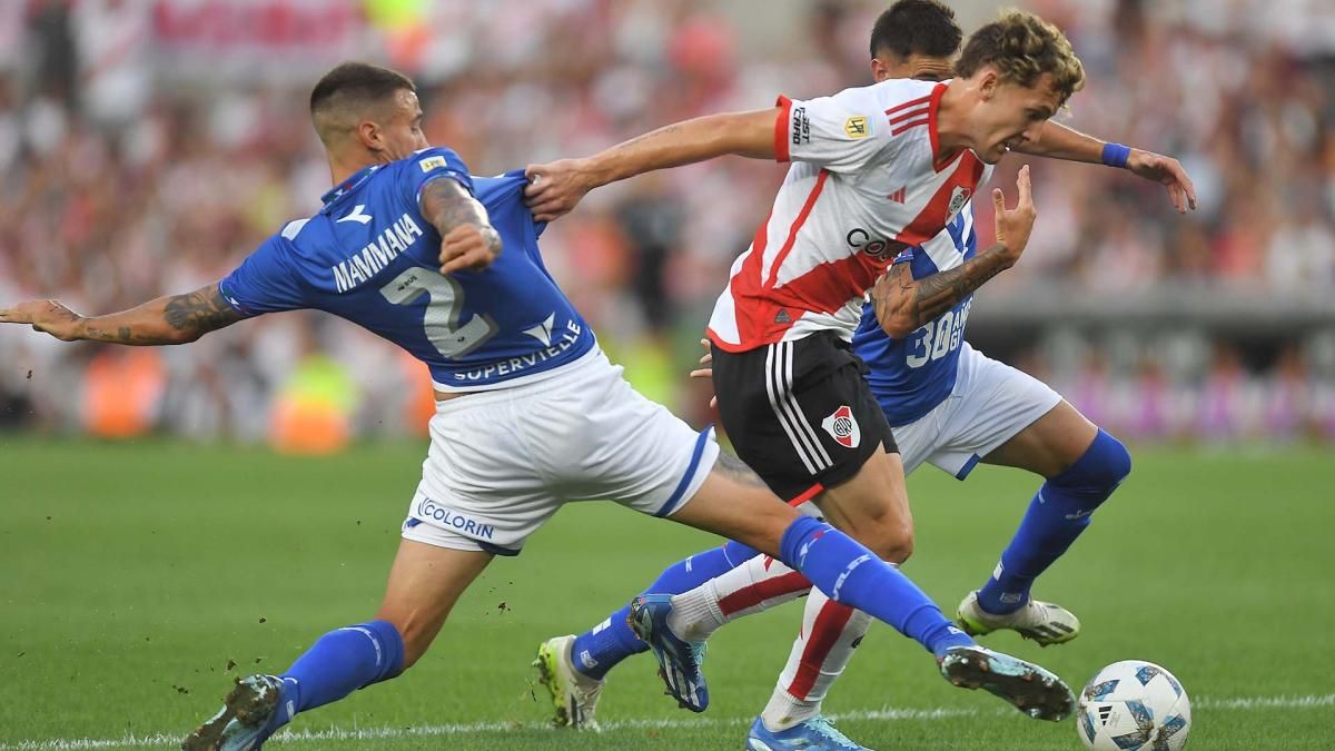 river arrollo a velez 5 0 y se adueno de la punta de la zona a