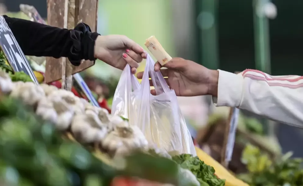 El consumo de los hogares volvió a caer en agosto y mostró señales de enfriamiento