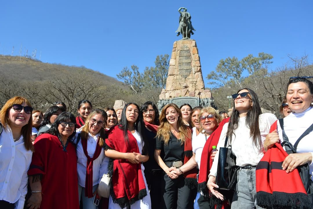 mas de 500 mujeres respaldaron a flavia royon en el monumento a guemes