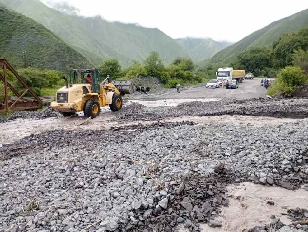 alerta vial en salta lluvias dejan rutas danadas y cortes en corredores clave