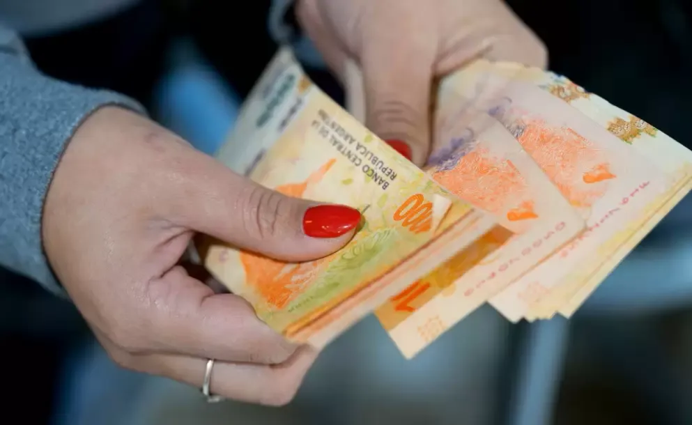 el salario minimo actual vale menos que en 2001 y deberia triplicarse para recuperar su poder de compra