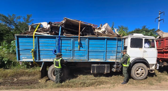 secuestraron 15 camiones con mas de 100 toneladas de chatarra en el norte salteno