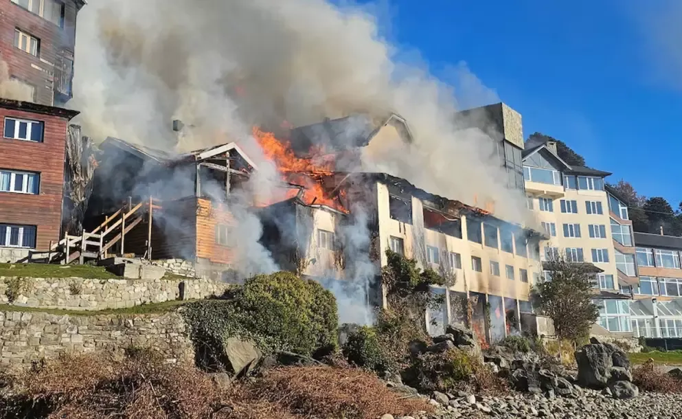 impactante incendio en bariloche se prendio fuego un historico hotel y evacuaron a los huespedes