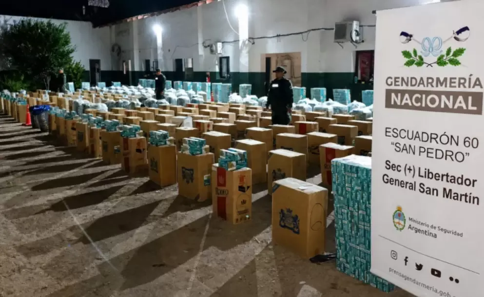 secuestraron mas de 122 mil paquetes de cigarrillos y 420 kilos de hojas de coca en encomiendas