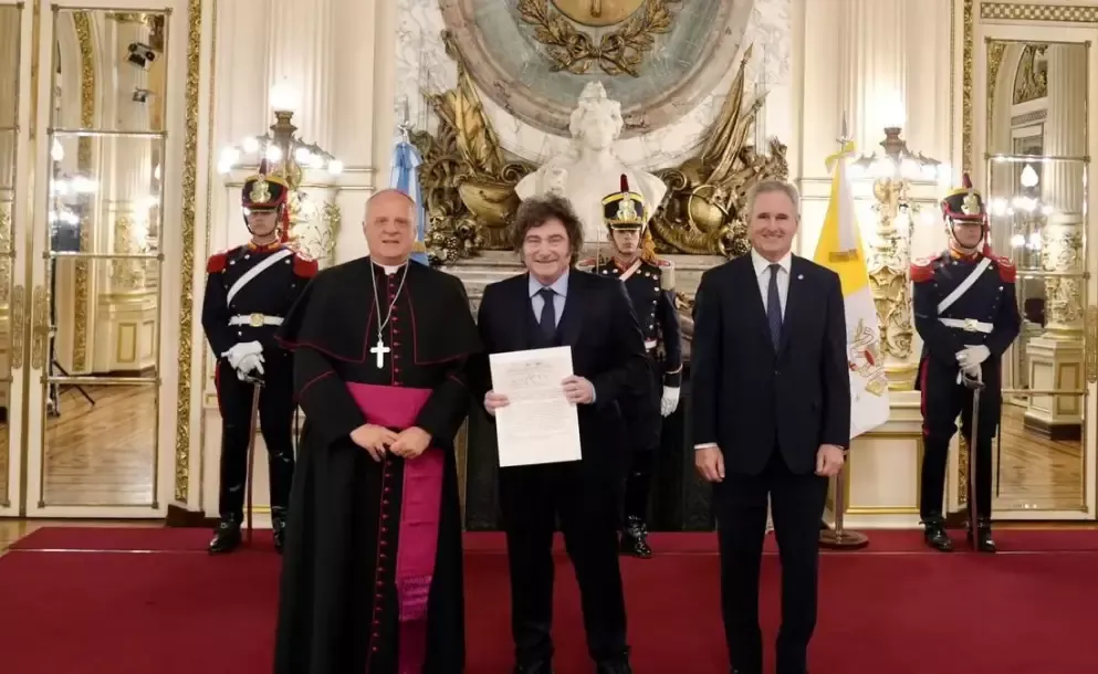 avanza la visita del papa leon xiv a la argentina milei recibio las cartas credenciales del nuncio