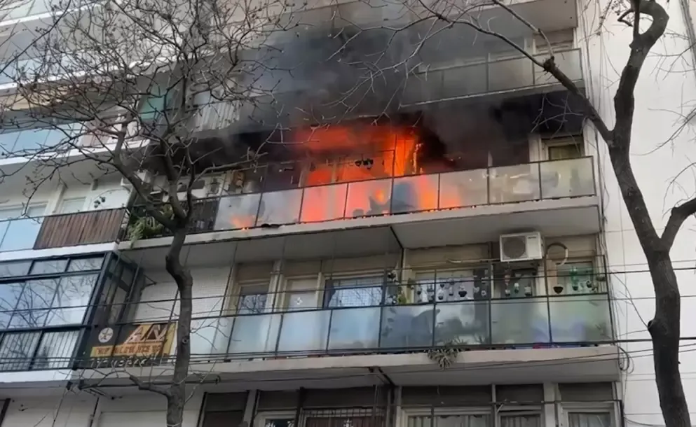 incendio en un edificio al lado de la casa de cristina kirchner evacuaron a los vecinos por precaucion