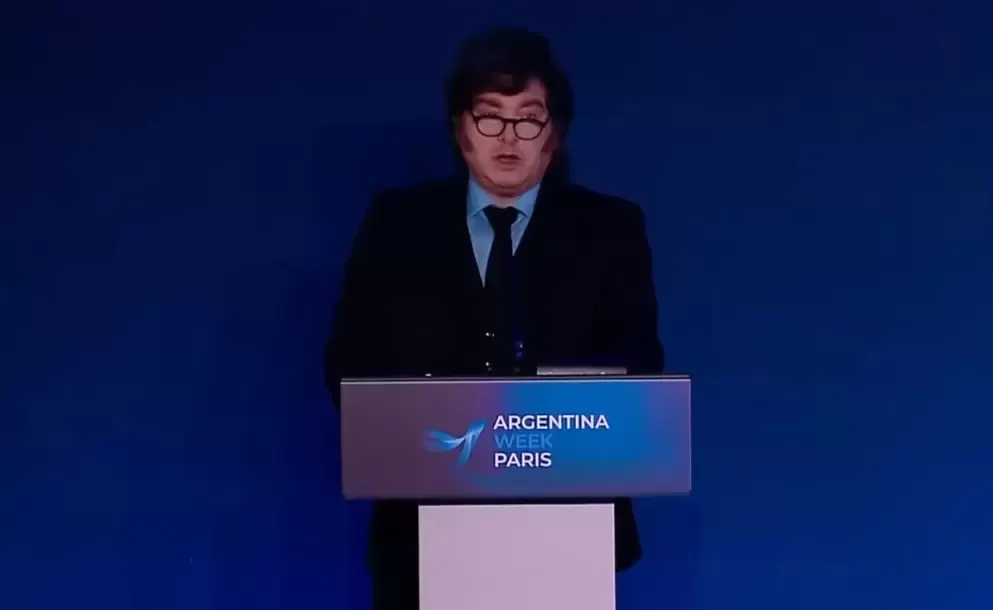 Milei en Francia oreciendo su discurso en el inicio de la semana Argentina en Paris