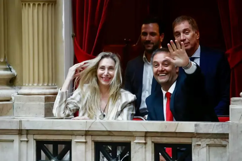 viaje a estados unidos el gobierno en pleno salio a respaldar adorni