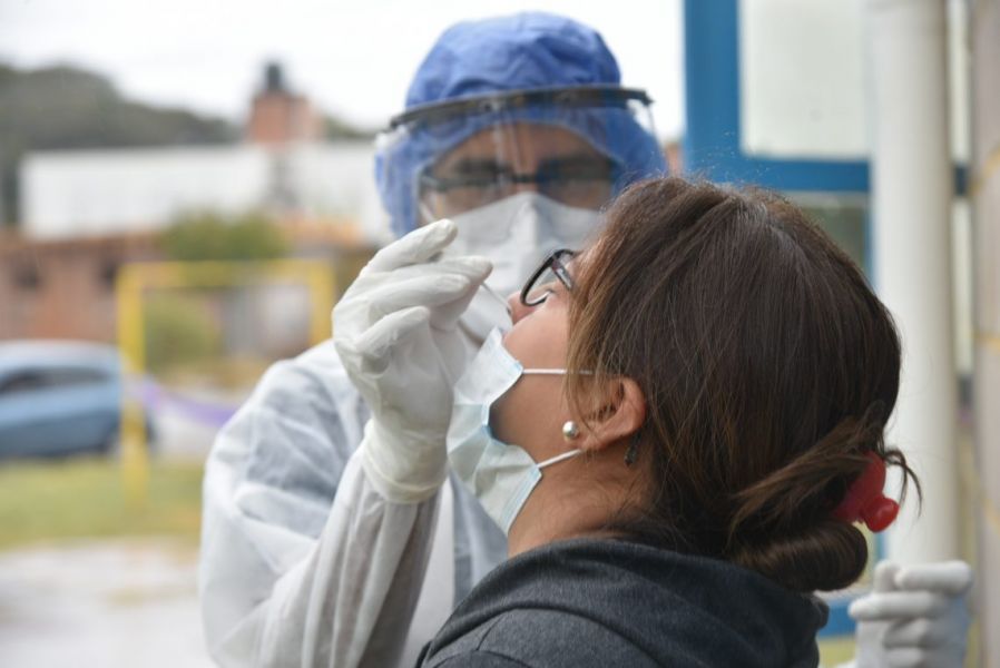 ante los aumentos de casos de covid recomiendan vacunarse y reforzar cuidados