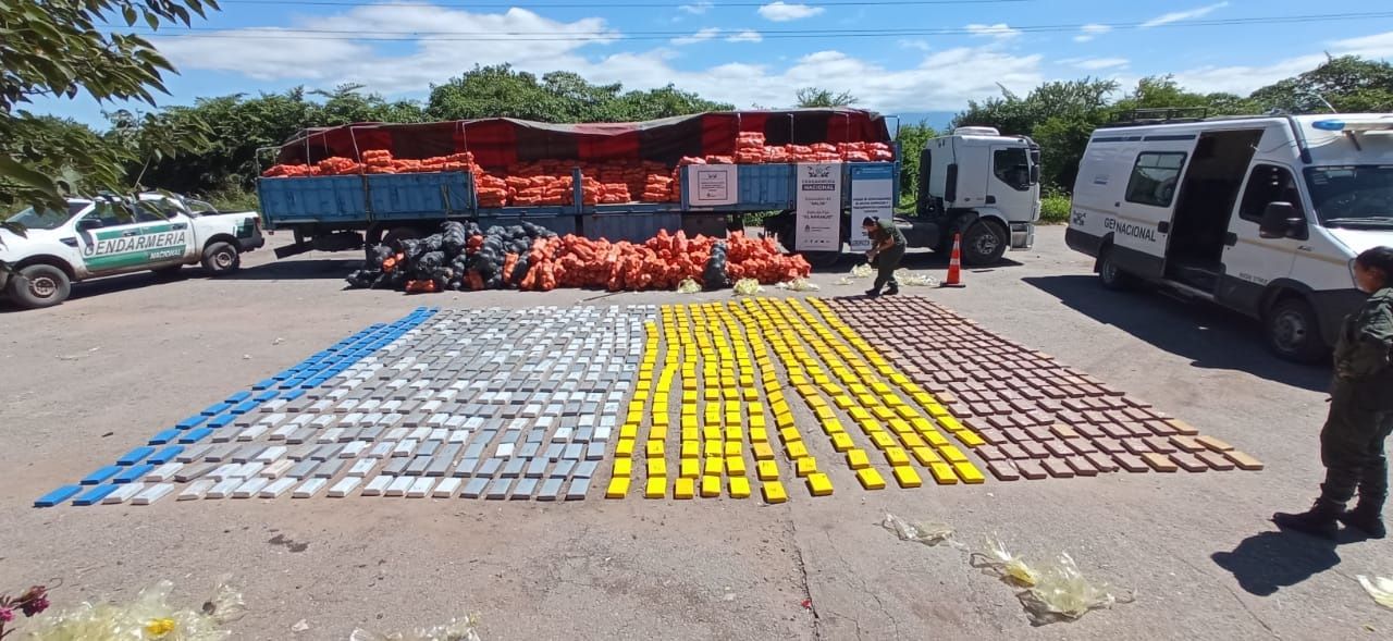 operativo en metan gendarmeria incauta 860 kilos de droga camuflada entre zapallos