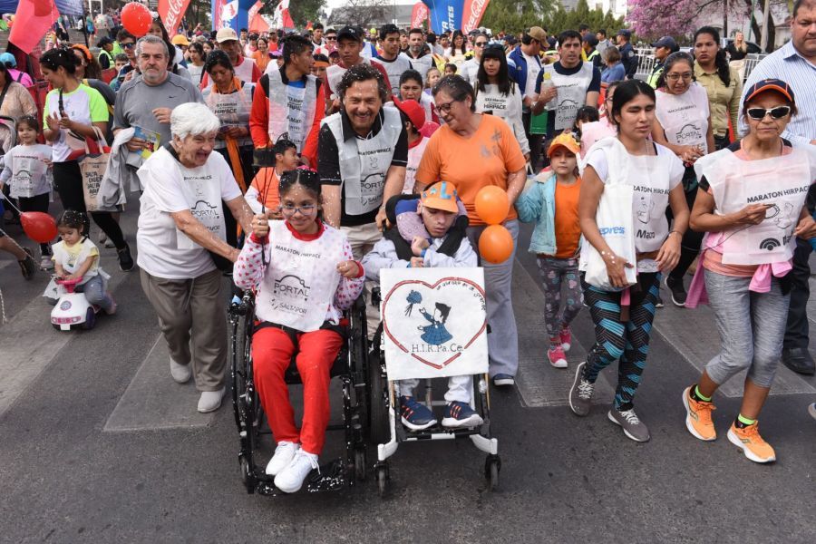 solidaridad sobre ruedas saeta ofrece viaje gratuito a los corredores de la maraton de hirpace