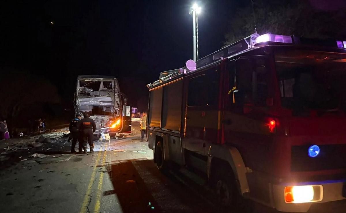 ruta 34 un colectivo de larga distancia choco contra un camion un muerto y al menos 24 heridos