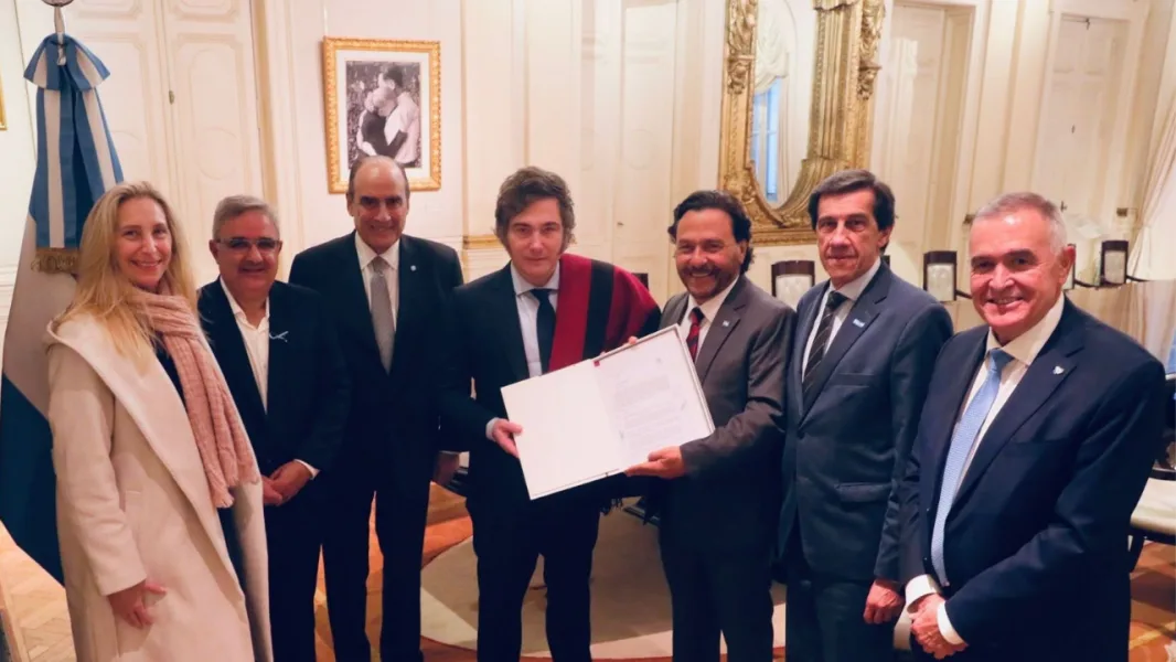 saenz viaja a buenos aires para el conclave con milei buscan apoyo a las reformas y al presupuesto 2026