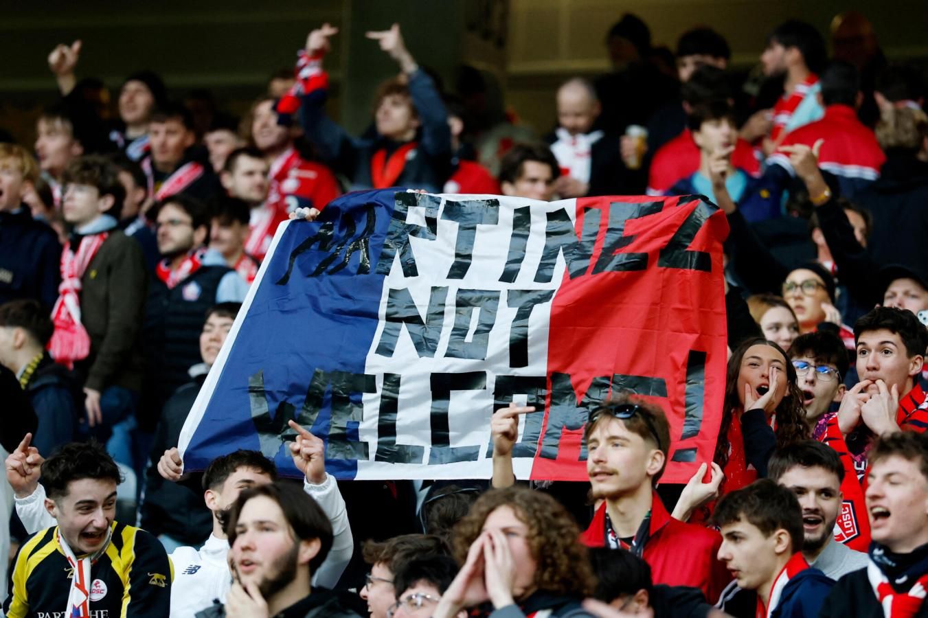 bandera y silbidos hostil recibimiento y triunfo de dibu martinez en francia
